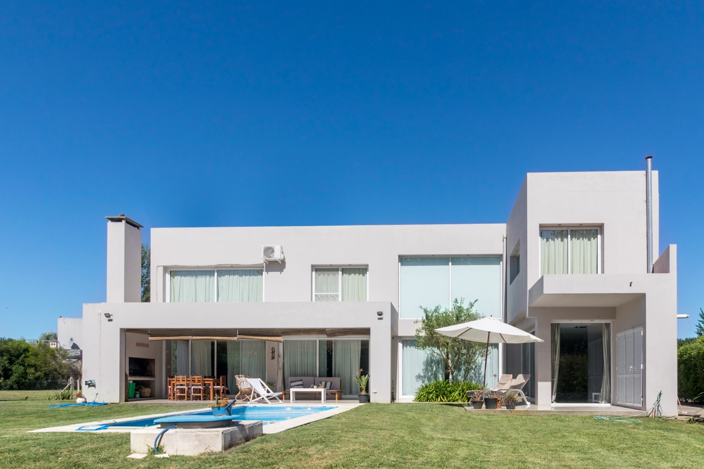 ()MODERNA CASA SEIS AMBIENTES CON IMPORTANTE LOTE. RUMENCO. MAR DEL PLATA