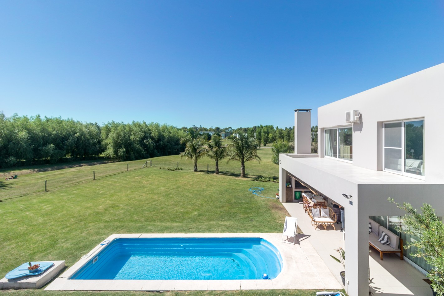 ()MODERNA CASA SEIS AMBIENTES CON IMPORTANTE LOTE. RUMENCO. MAR DEL PLATA