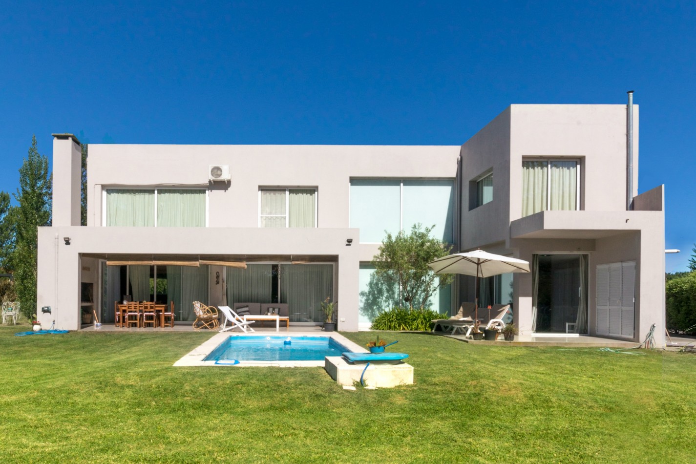 ()MODERNA CASA SEIS AMBIENTES CON IMPORTANTE LOTE. RUMENCO. MAR DEL PLATA