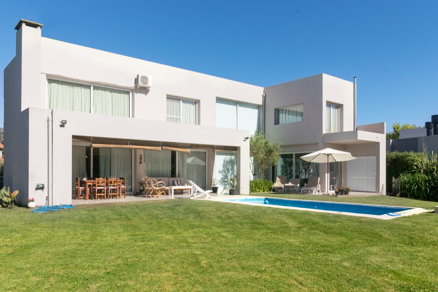 ()MODERNA CASA SEIS AMBIENTES CON IMPORTANTE LOTE. RUMENCO. MAR DEL PLATA