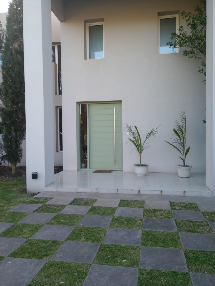 ()MODERNA CASA SEIS AMBIENTES CON IMPORTANTE LOTE. RUMENCO. MAR DEL PLATA