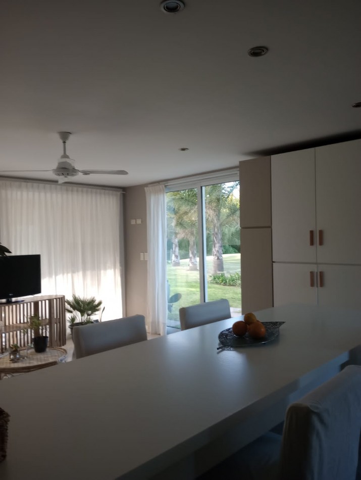 ()MODERNA CASA SEIS AMBIENTES CON IMPORTANTE LOTE. RUMENCO. MAR DEL PLATA