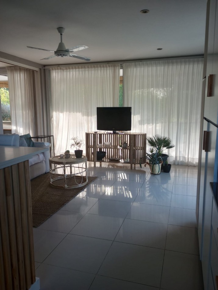 ()MODERNA CASA SEIS AMBIENTES CON IMPORTANTE LOTE. RUMENCO. MAR DEL PLATA
