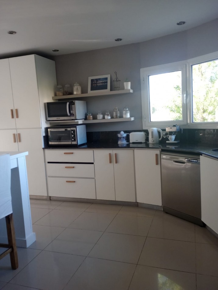 ()MODERNA CASA SEIS AMBIENTES CON IMPORTANTE LOTE. RUMENCO. MAR DEL PLATA