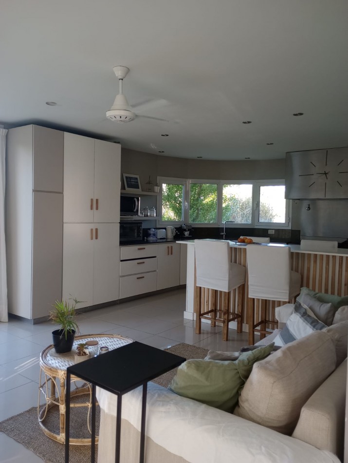 ()MODERNA CASA SEIS AMBIENTES CON IMPORTANTE LOTE. RUMENCO. MAR DEL PLATA