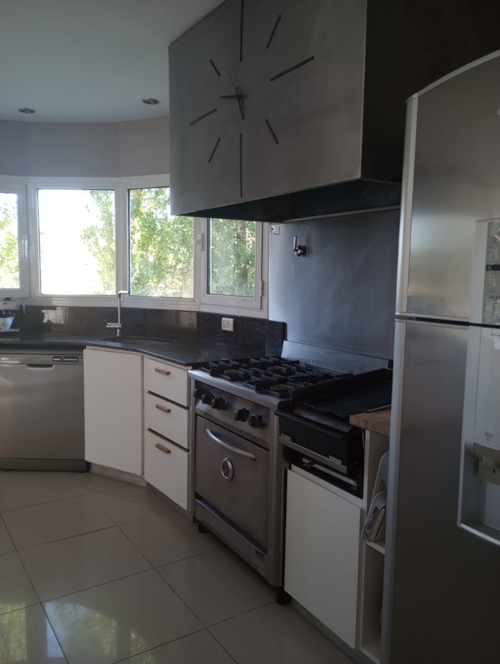 ()MODERNA CASA SEIS AMBIENTES CON IMPORTANTE LOTE. RUMENCO. MAR DEL PLATA