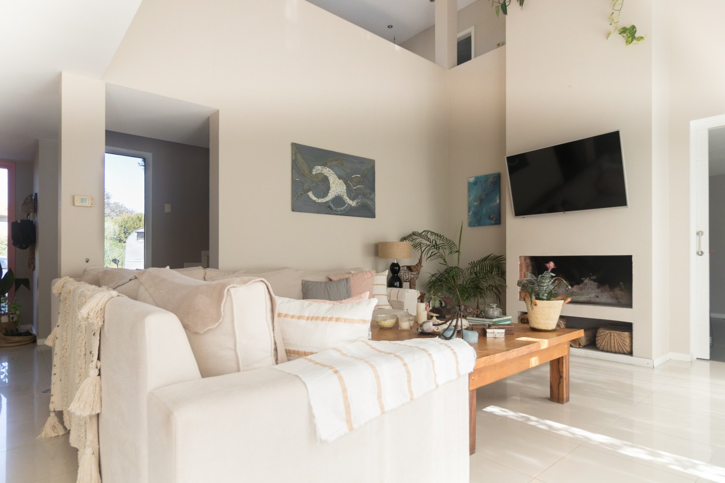 ()MODERNA CASA SEIS AMBIENTES CON IMPORTANTE LOTE. RUMENCO. MAR DEL PLATA