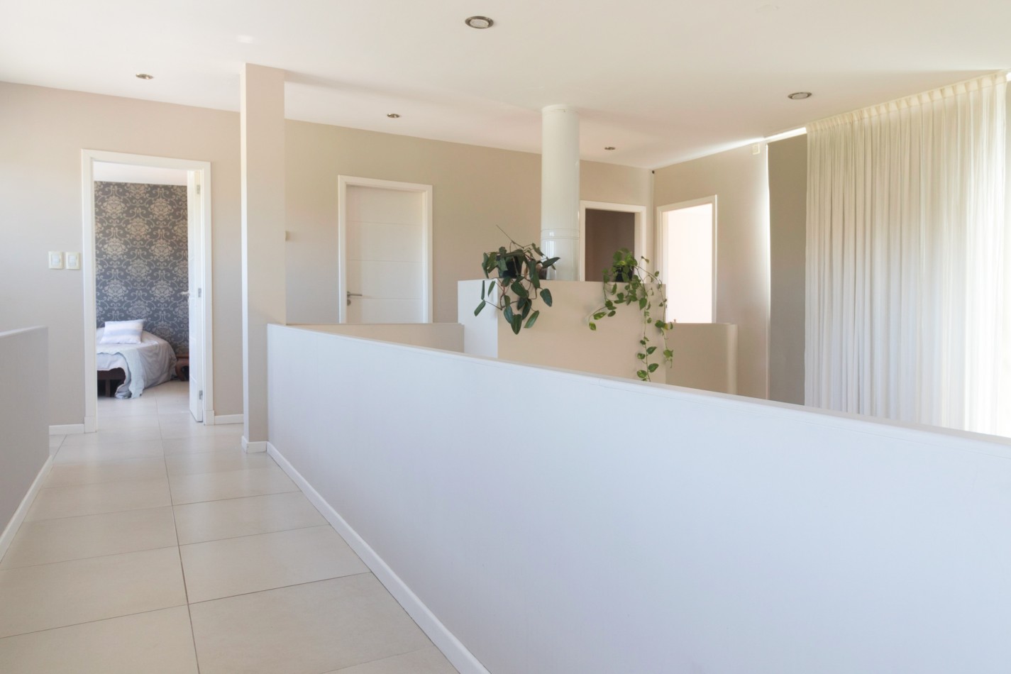 ()MODERNA CASA SEIS AMBIENTES CON IMPORTANTE LOTE. RUMENCO. MAR DEL PLATA