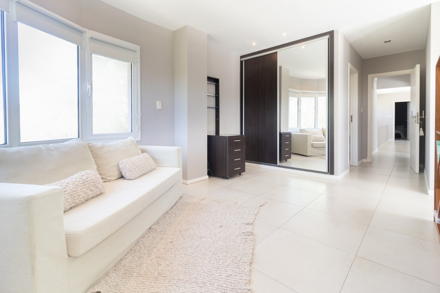 ()MODERNA CASA SEIS AMBIENTES CON IMPORTANTE LOTE. RUMENCO. MAR DEL PLATA