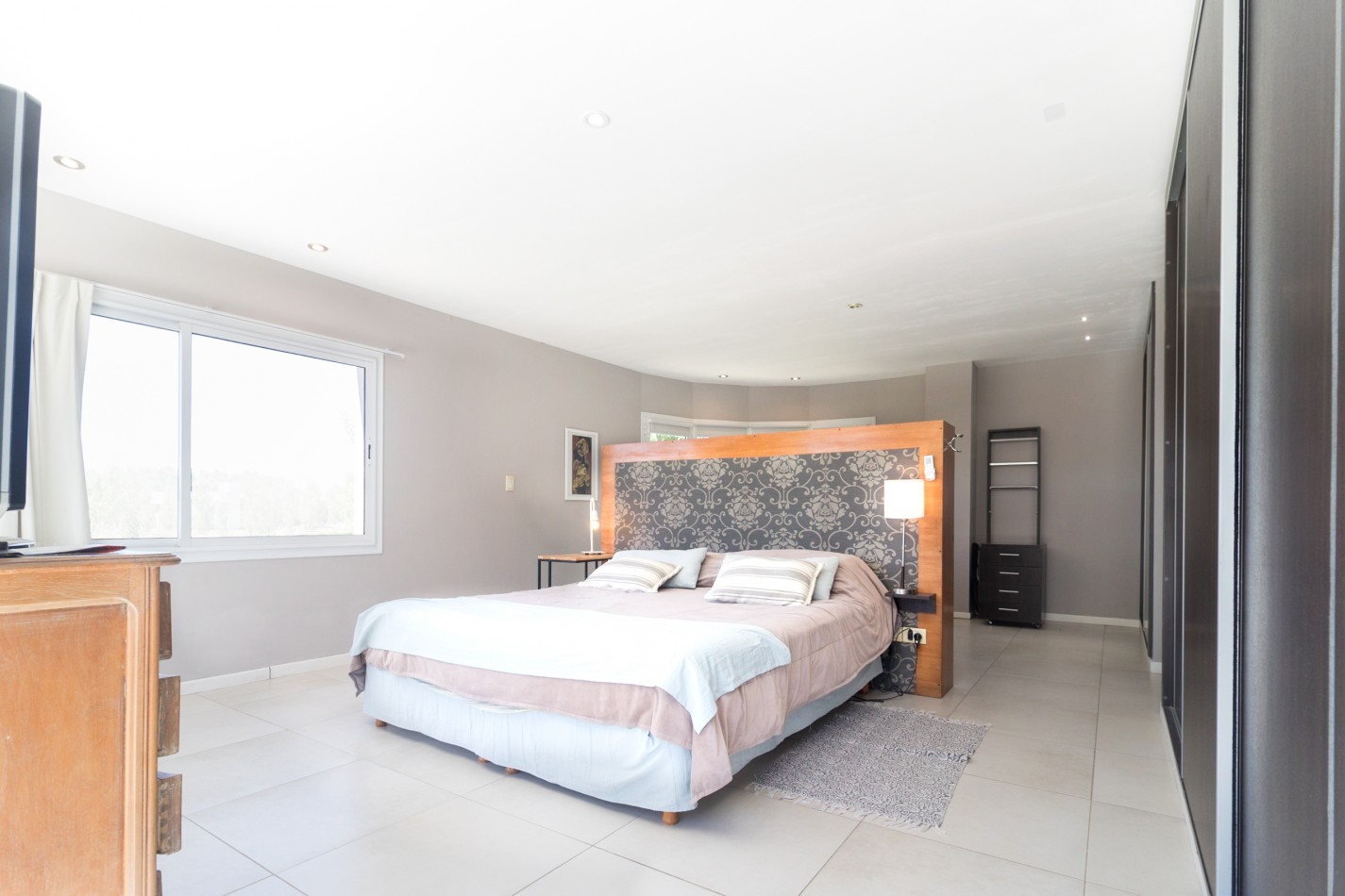 ()MODERNA CASA SEIS AMBIENTES CON IMPORTANTE LOTE. RUMENCO. MAR DEL PLATA