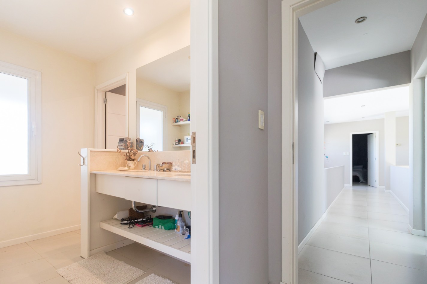 ()MODERNA CASA SEIS AMBIENTES CON IMPORTANTE LOTE. RUMENCO. MAR DEL PLATA