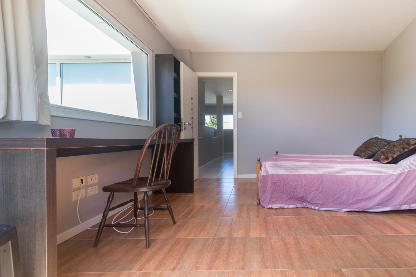 ()MODERNA CASA SEIS AMBIENTES CON IMPORTANTE LOTE. RUMENCO. MAR DEL PLATA