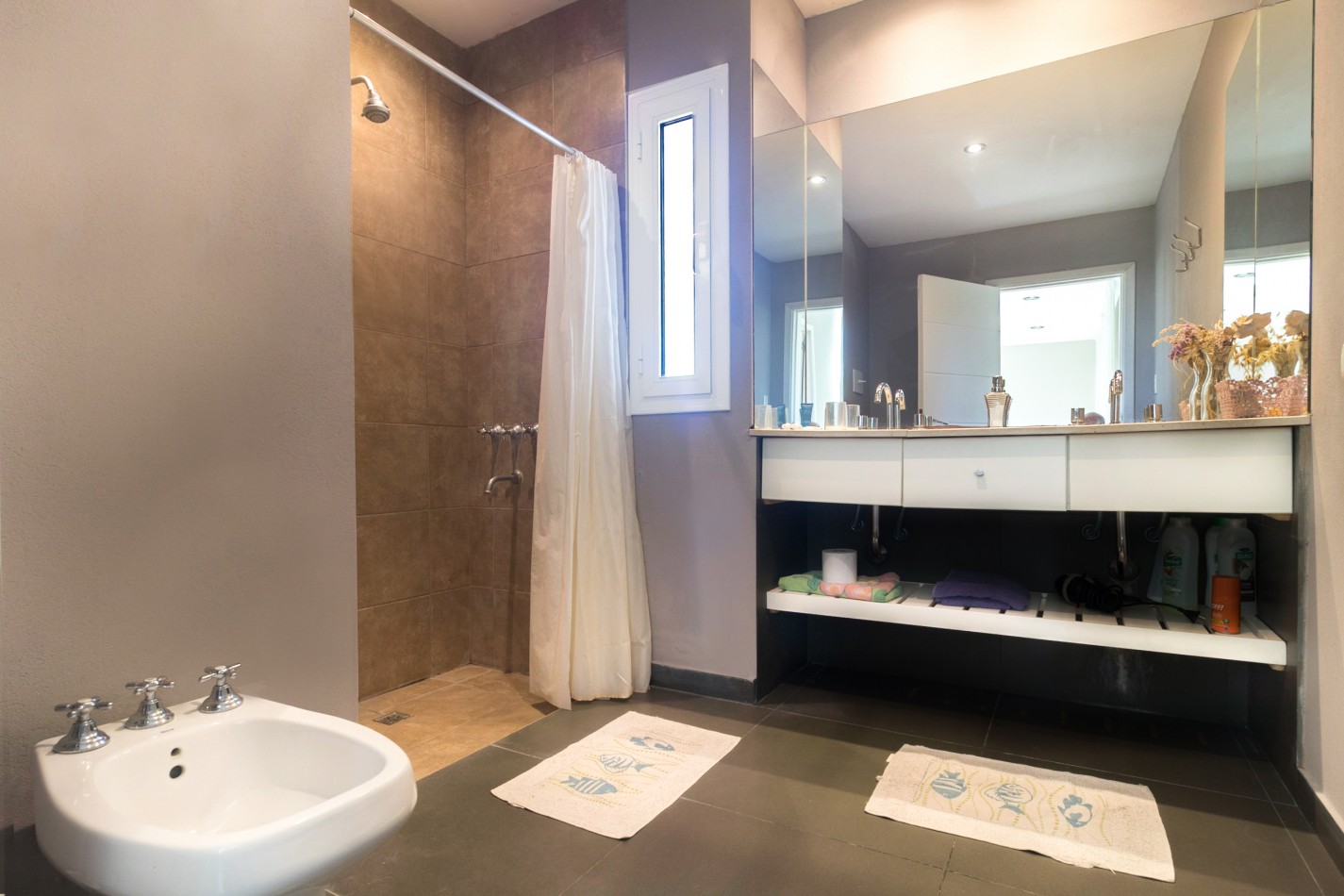 ()MODERNA CASA SEIS AMBIENTES CON IMPORTANTE LOTE. RUMENCO. MAR DEL PLATA