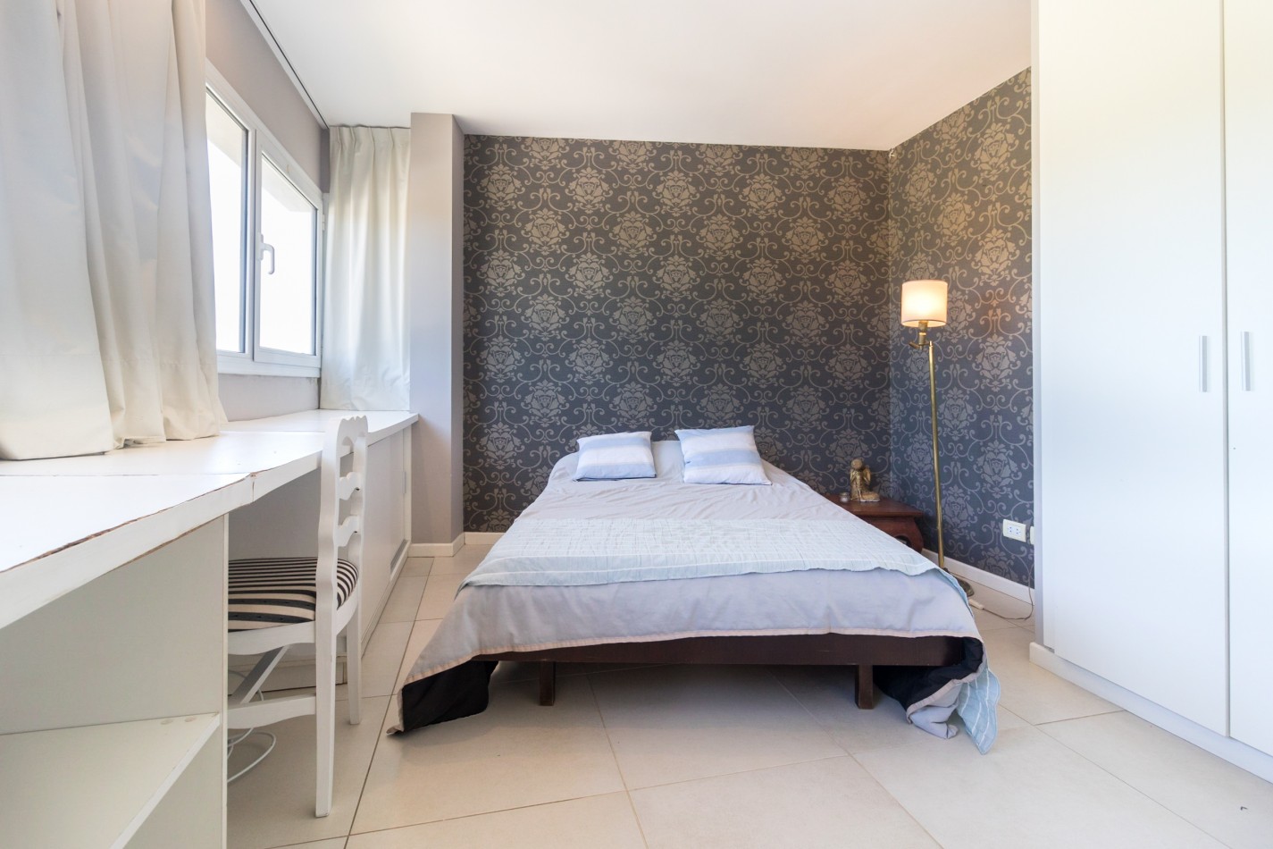 ()MODERNA CASA SEIS AMBIENTES CON IMPORTANTE LOTE. RUMENCO. MAR DEL PLATA
