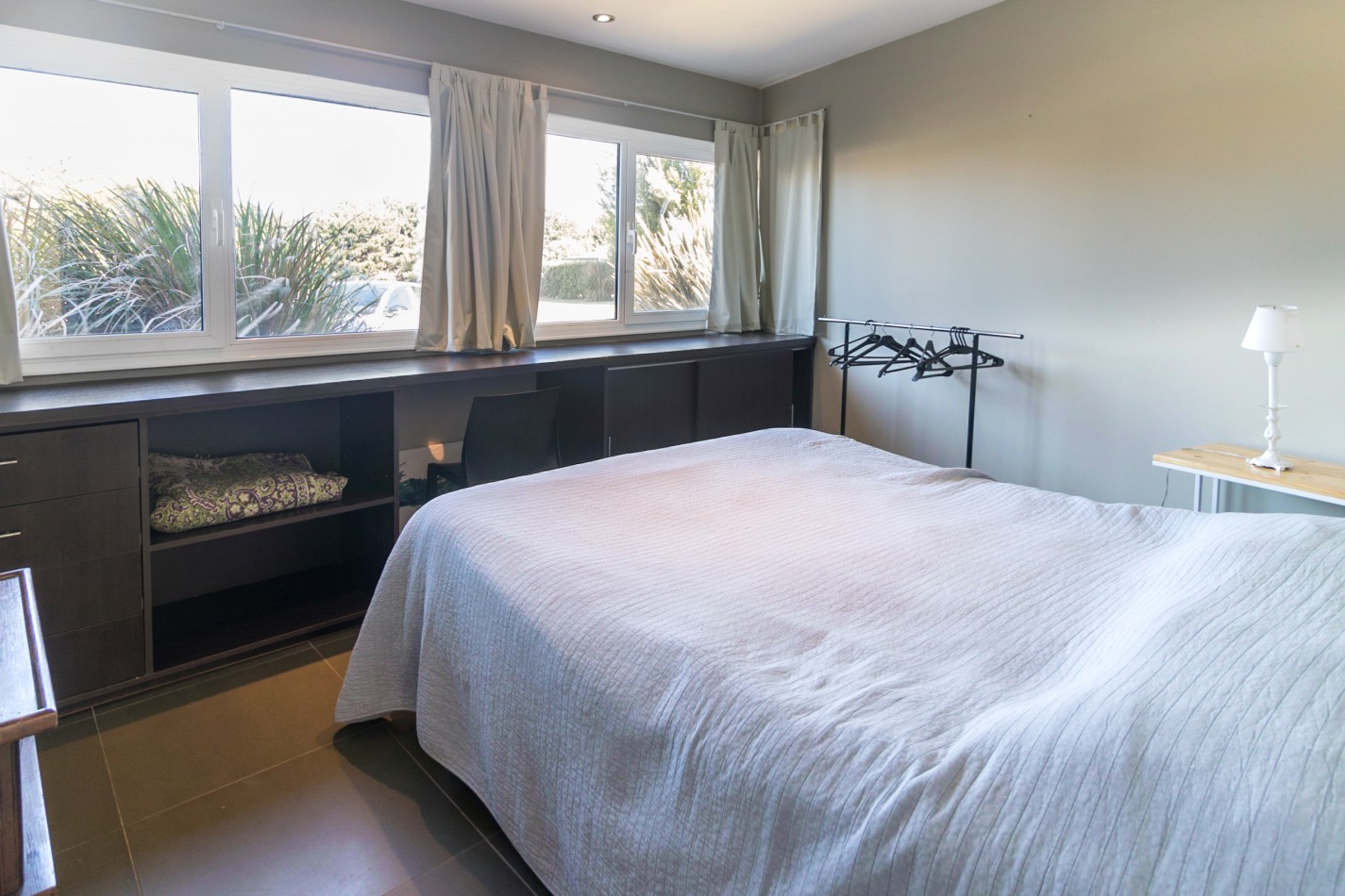 ()MODERNA CASA SEIS AMBIENTES CON IMPORTANTE LOTE. RUMENCO. MAR DEL PLATA