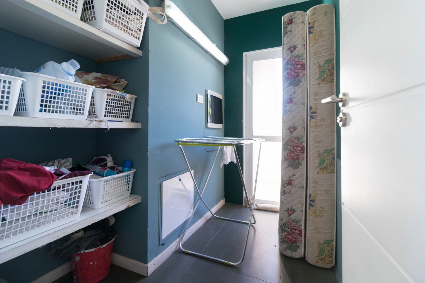 ()MODERNA CASA SEIS AMBIENTES CON IMPORTANTE LOTE. RUMENCO. MAR DEL PLATA