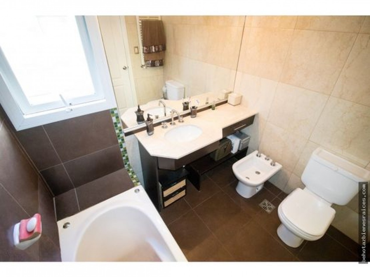 ()DEPARTAMENTO DE TRES AMBIENTES CON COCHERA DOBLE. ZONA ALDREY. MAR DEL PLATA.