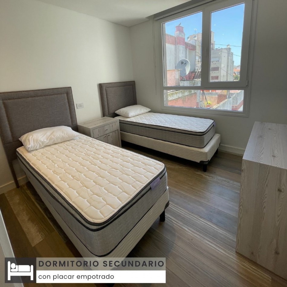 SEMIPISO DE TRES AMBIENTES CON AMPLIO BALCON A LA CALLE Y VISTA LATERAL AL MAR. MAR DEL PLATA