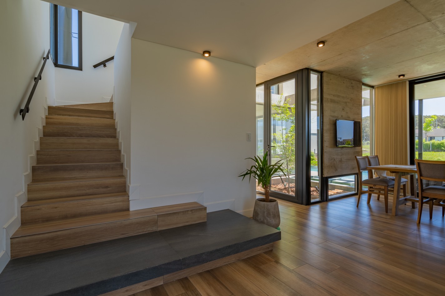 ()MODERNA CASA DE DISENO CON PISCINA EN BARRIO PRIVADO RUMENCO JOVEN. MAR DEL PLATA