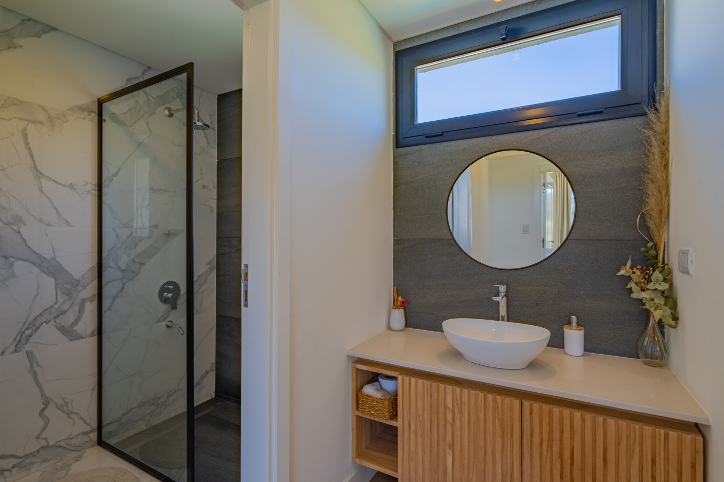 ()MODERNA CASA DE DISENO CON PISCINA EN BARRIO PRIVADO RUMENCO JOVEN. MAR DEL PLATA