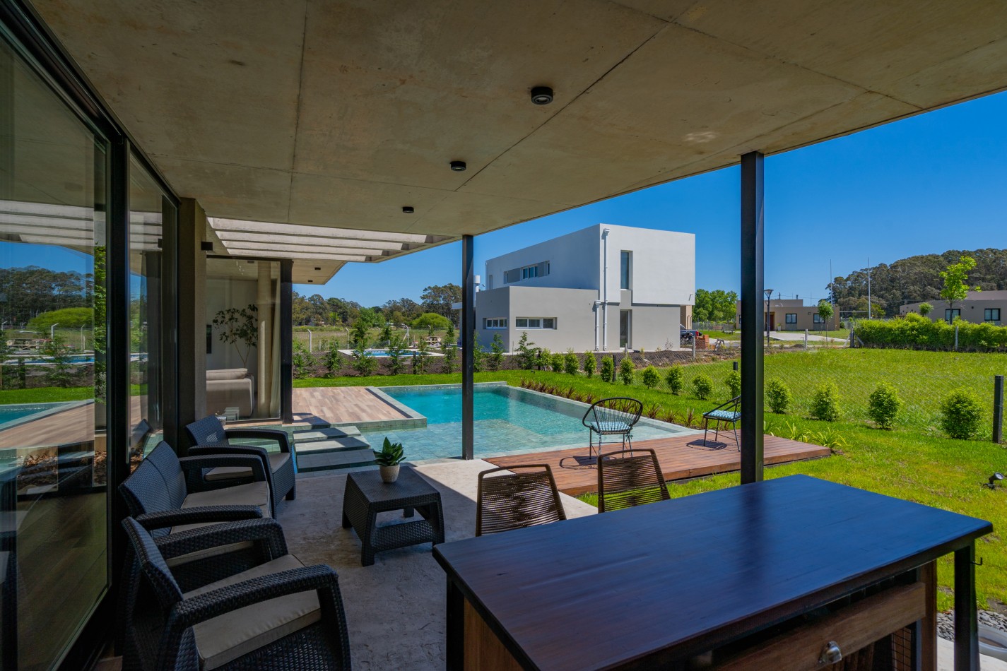 ()MODERNA CASA DE DISENO CON PISCINA EN BARRIO PRIVADO RUMENCO JOVEN. MAR DEL PLATA