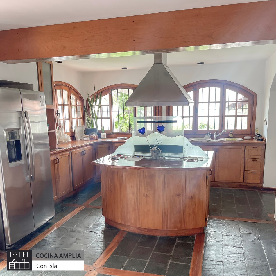 CHALET DE 6 AMBIENTES CON PISCINA EN VENTA EN PARQUE LURO, MAR DEL PLATA.