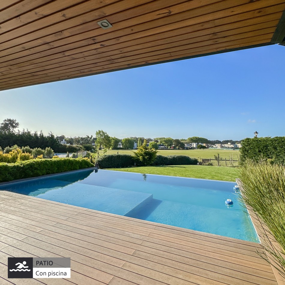 ()Moderna casa con piscina climatizada en barrio privado. Mar del Plata.