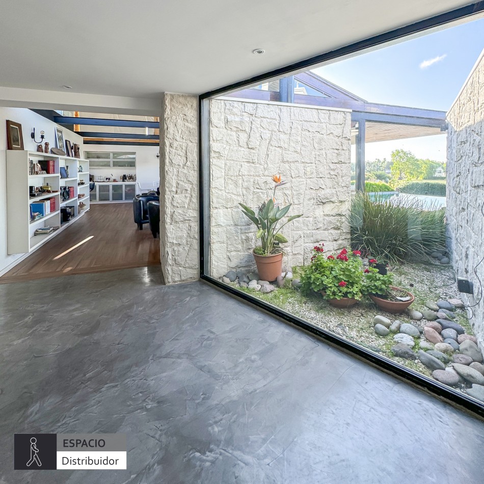 ()Moderna casa con piscina climatizada en barrio privado. Mar del Plata.