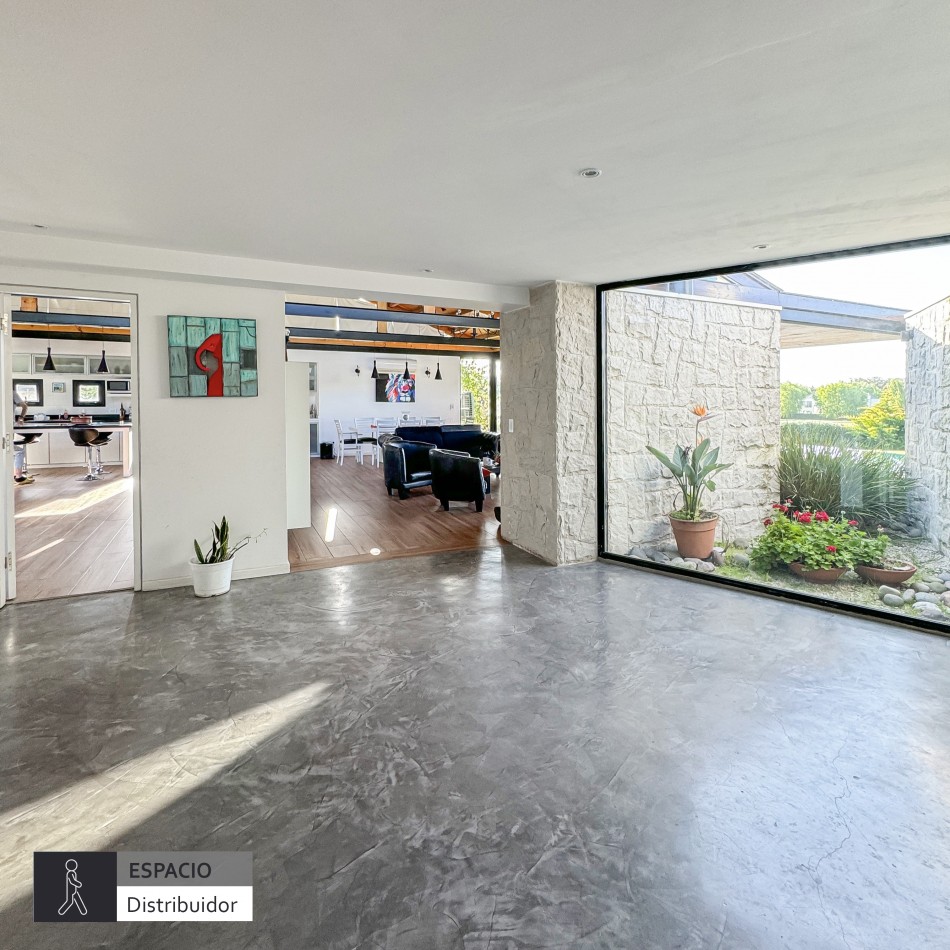 ()Moderna casa con piscina climatizada en barrio privado. Mar del Plata.