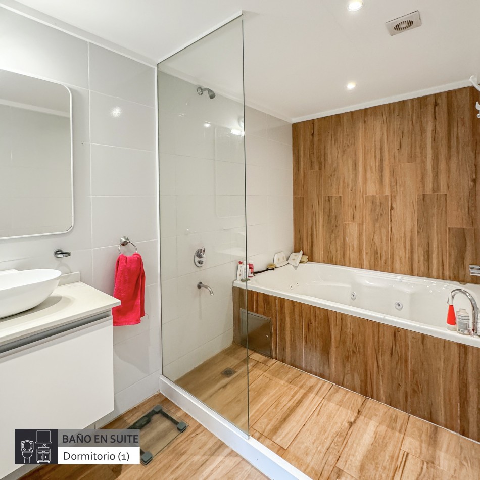 ()Moderna casa con piscina climatizada en barrio privado. Mar del Plata.