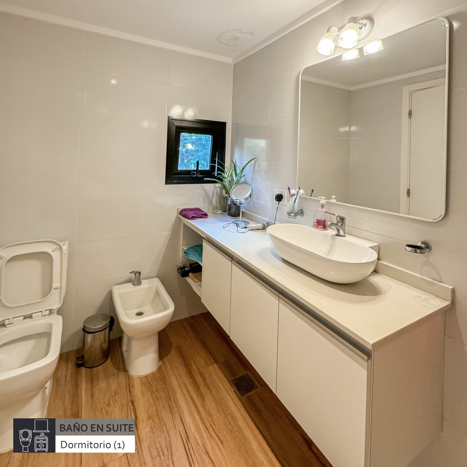 ()Moderna casa con piscina climatizada en barrio privado. Mar del Plata.