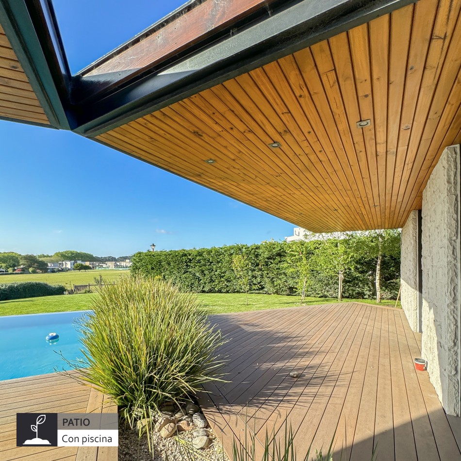 ()Moderna casa con piscina climatizada en barrio privado. Mar del Plata.