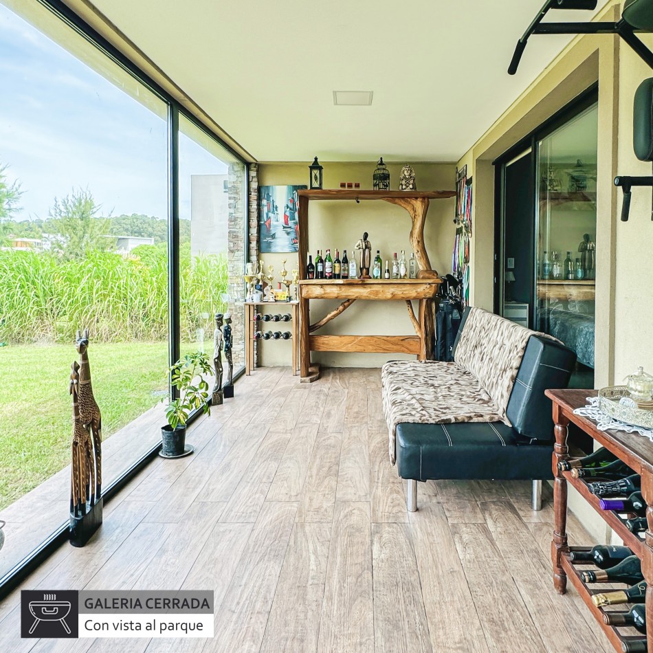 Moderna casa con piscina climatizada en barrio privado Arenas del Sur. Mar del Plata.