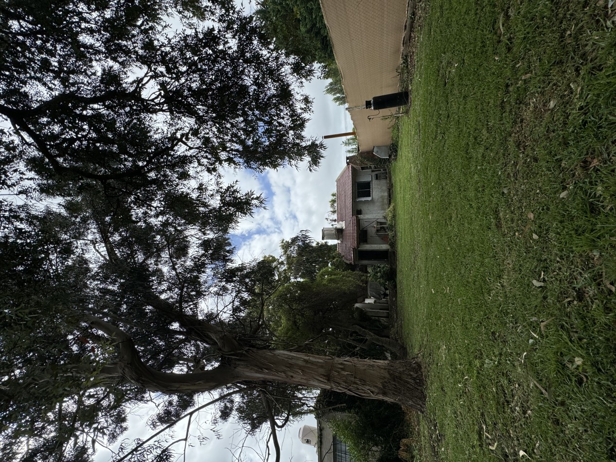 CASA CON GRAN PARQUE EN LO MEJOR DE LOS ACANTILADOS A CUATRO CUADRAS DEL MAR.