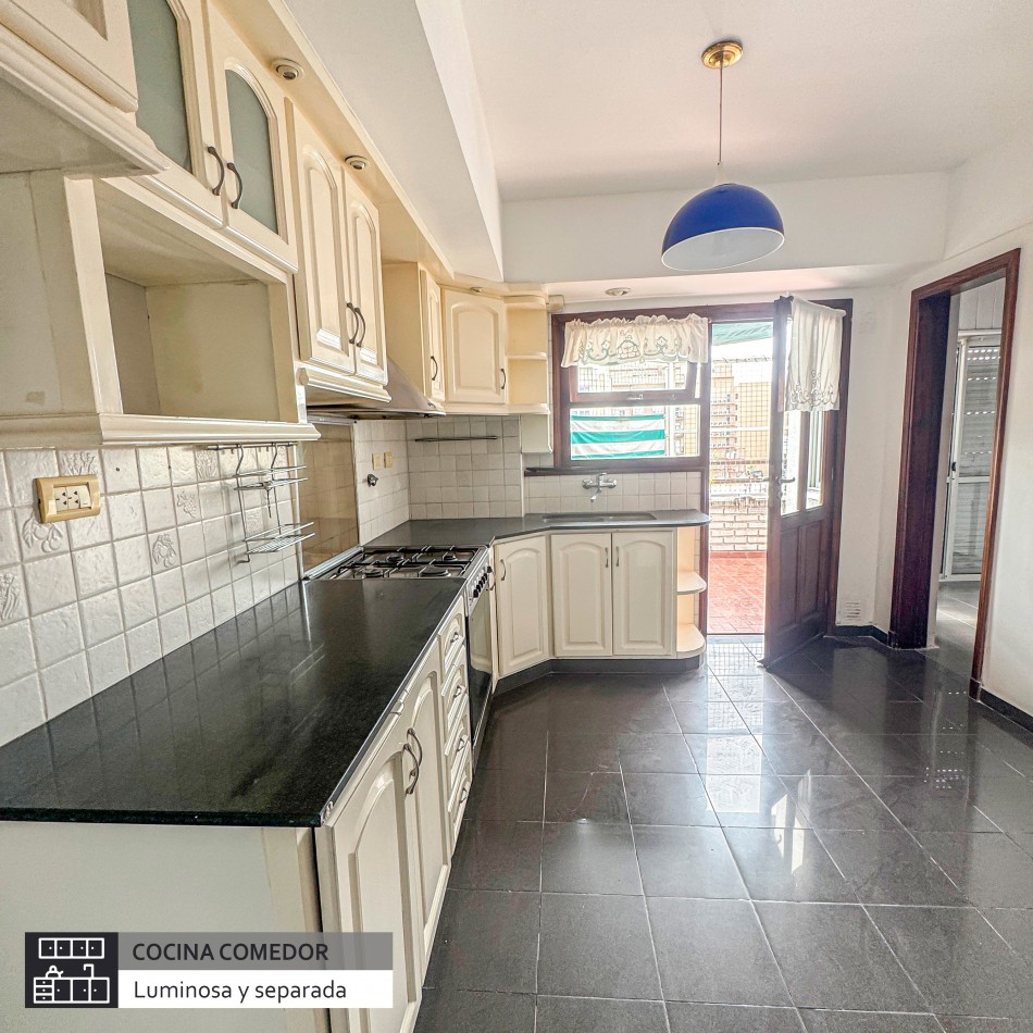HERMOSO PISO DE CUATRO AMBIENTES CON DEPENDENCIA DE SERVICIO Y DOBLE BALCON. MAR DEL PLATA.
