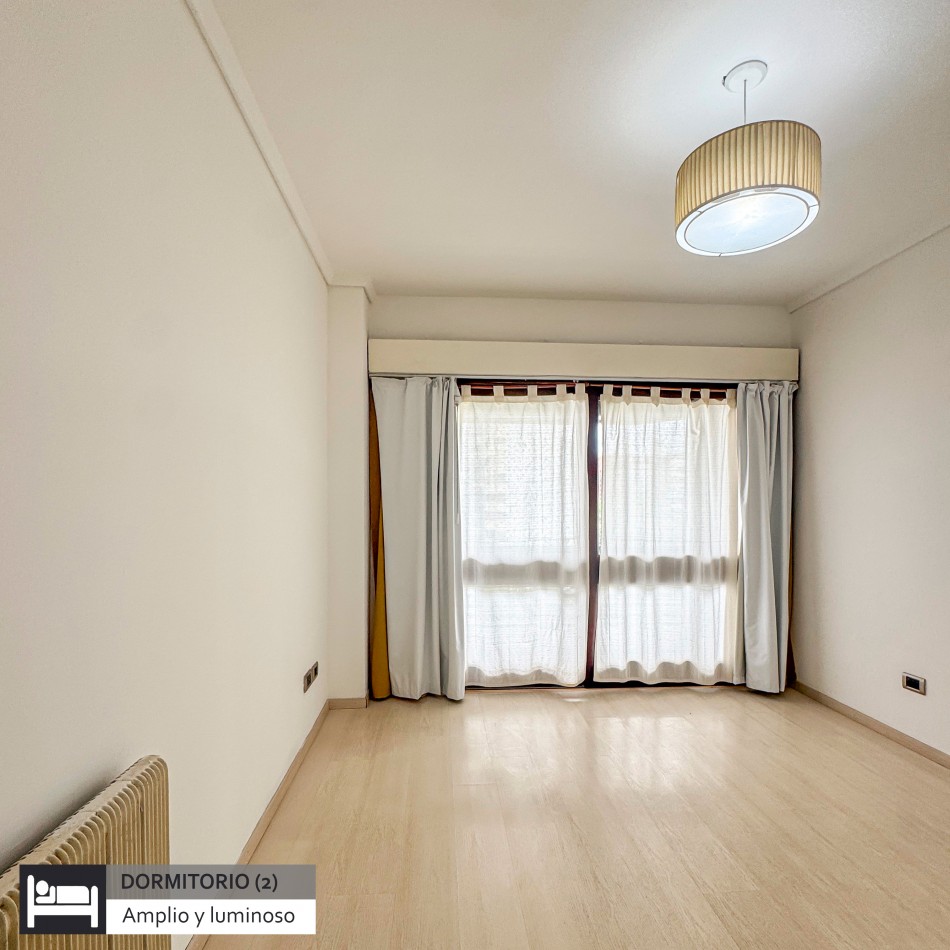 HERMOSO PISO DE CUATRO AMBIENTES CON DEPENDENCIA DE SERVICIO Y DOBLE BALCON. MAR DEL PLATA.