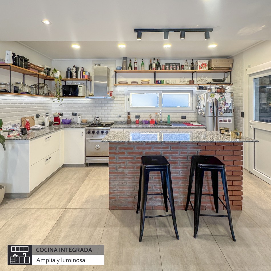 MODERNA CASA EN BOSQUE PERALTA RAMOS A UNA CUADRA DE LA PLAZA. MAR DEL PLATA