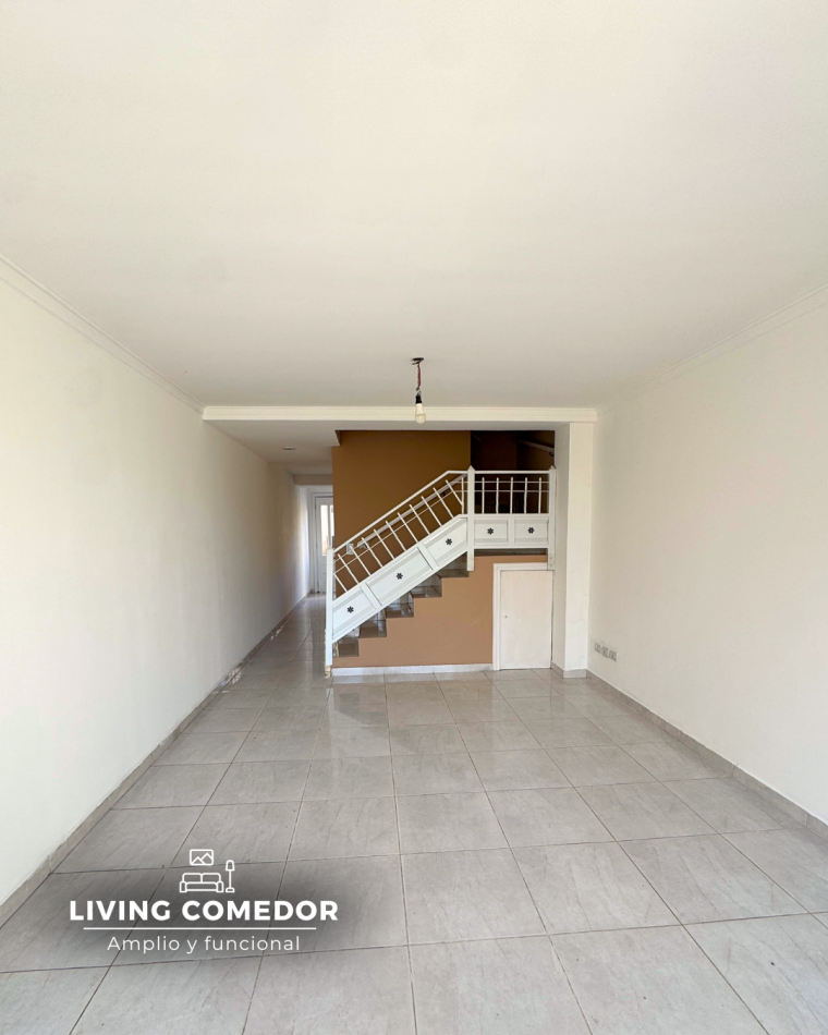 TRIPLEX DE 4 AMBIENTES CON COCHERA Y PATIO CON PARRILLA. MAR DEL PLATA.