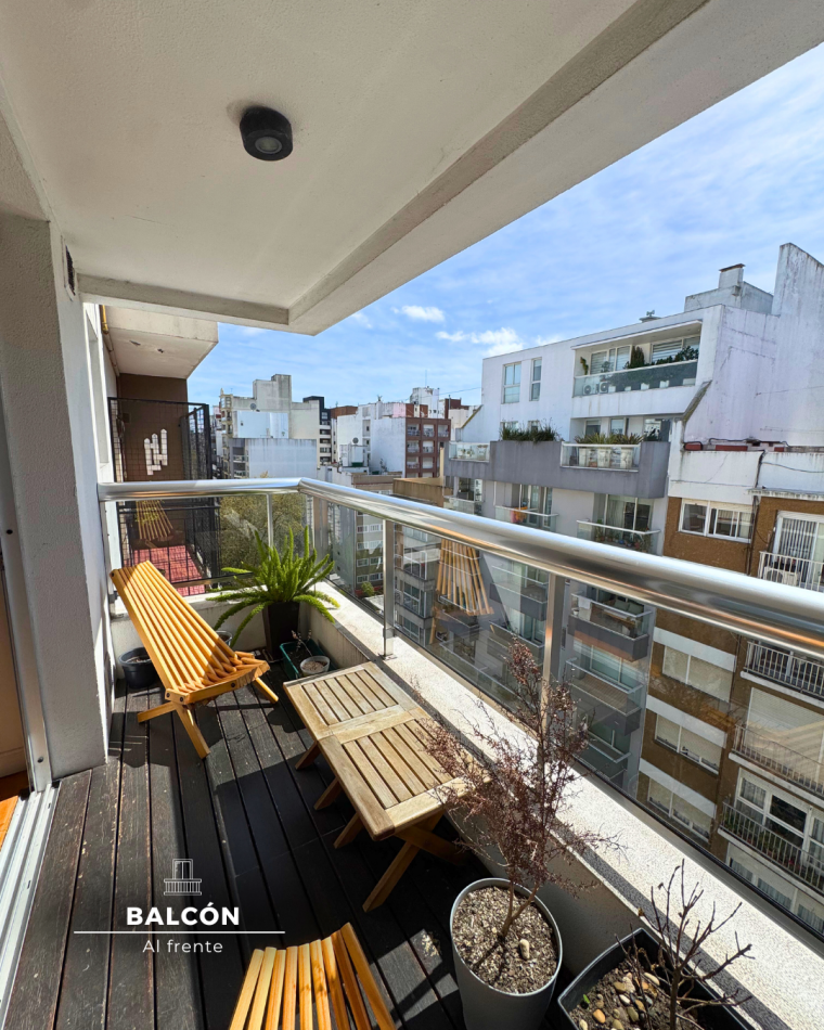 SEMIPISO DE TRES AMBIENTES CON BALCON AL FRENTE Y COCHERA CUBIERTA ZONA PLAZA MITRE. 