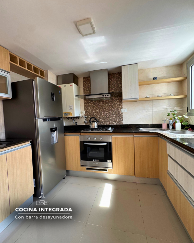 SEMIPISO DE TRES AMBIENTES CON BALCON AL FRENTE Y COCHERA CUBIERTA ZONA PLAZA MITRE. 