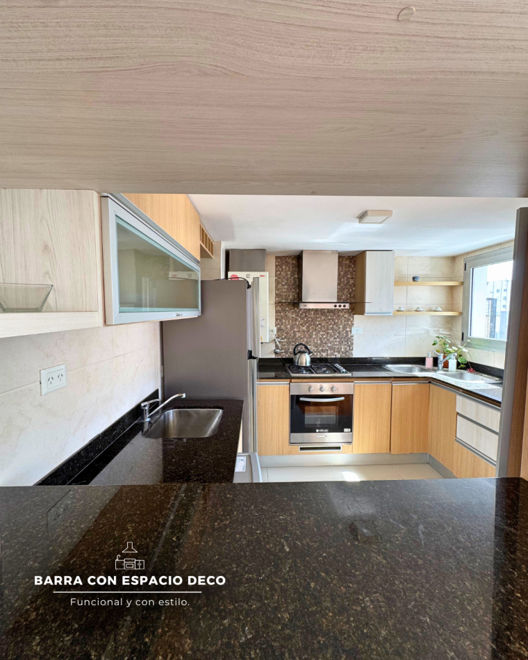 SEMIPISO DE TRES AMBIENTES CON BALCON AL FRENTE Y COCHERA CUBIERTA ZONA PLAZA MITRE. 