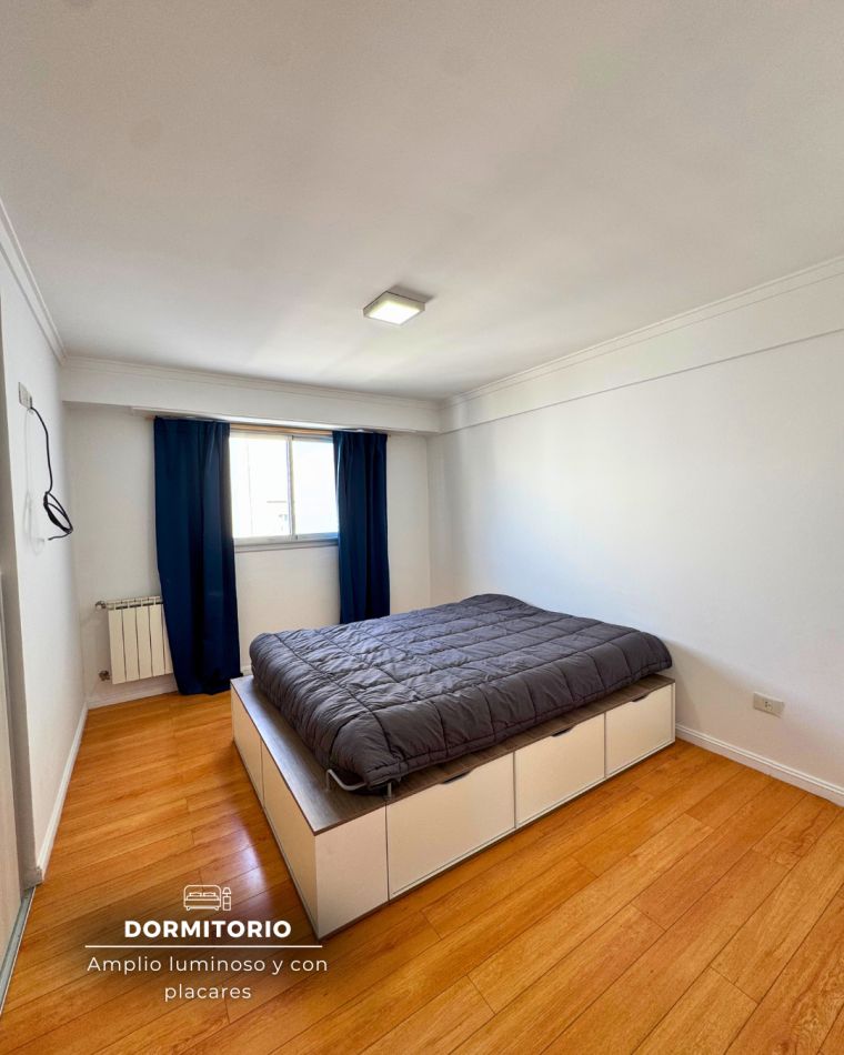 SEMIPISO DE TRES AMBIENTES CON BALCON AL FRENTE Y COCHERA CUBIERTA ZONA PLAZA MITRE. 