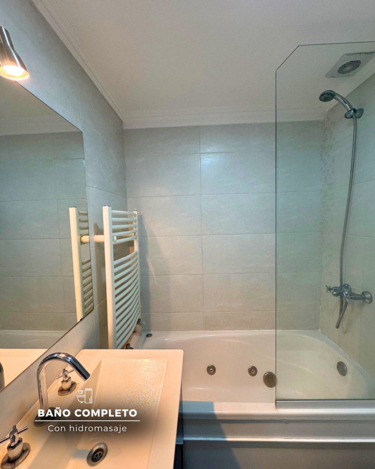 SEMIPISO DE TRES AMBIENTES CON BALCON AL FRENTE Y COCHERA CUBIERTA ZONA PLAZA MITRE. 