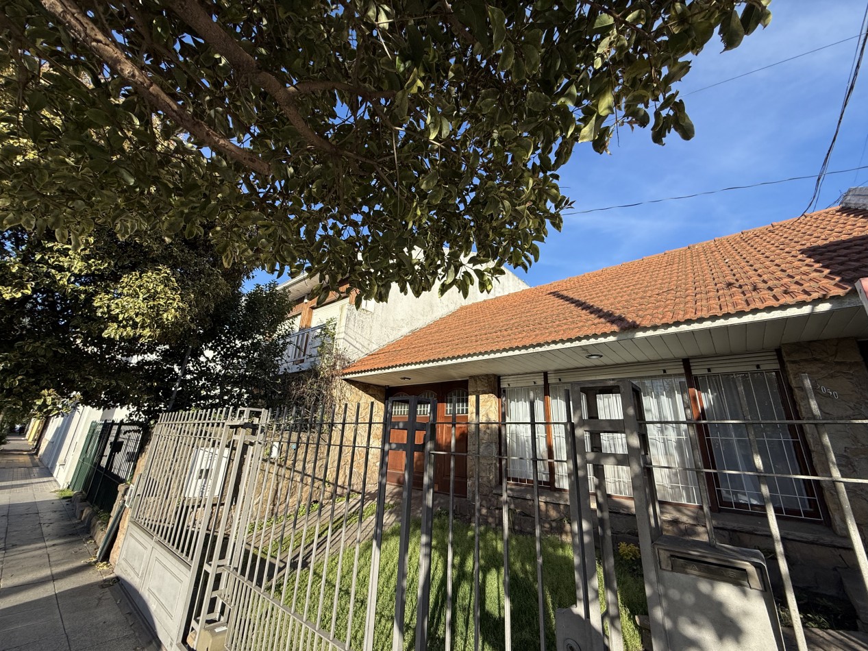 CHALET 3 AMBIENTES CON GARAGE, PATIO Y QUINCHO EN CHAUVIN. MAR DEL PLATA