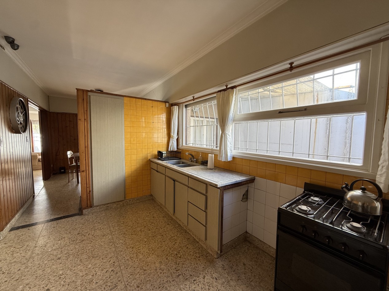 CHALET 3 AMBIENTES CON GARAGE, PATIO Y QUINCHO EN CHAUVIN. MAR DEL PLATA