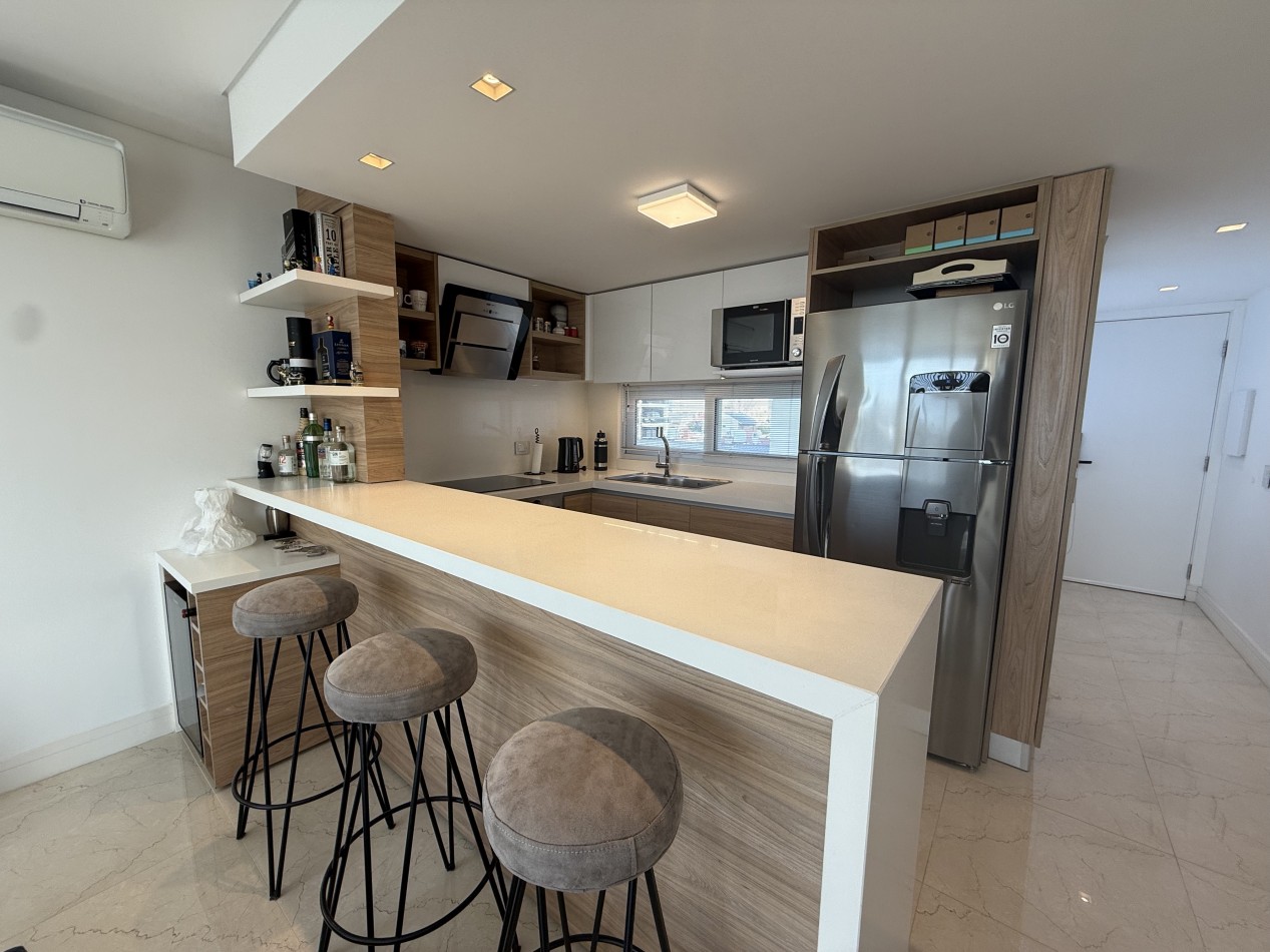 MODERNO SEMIPISO 2 AMBIENTES CON COCHERA Y BAULERA ZONA CHAUVIN. MAR DEL PLATA