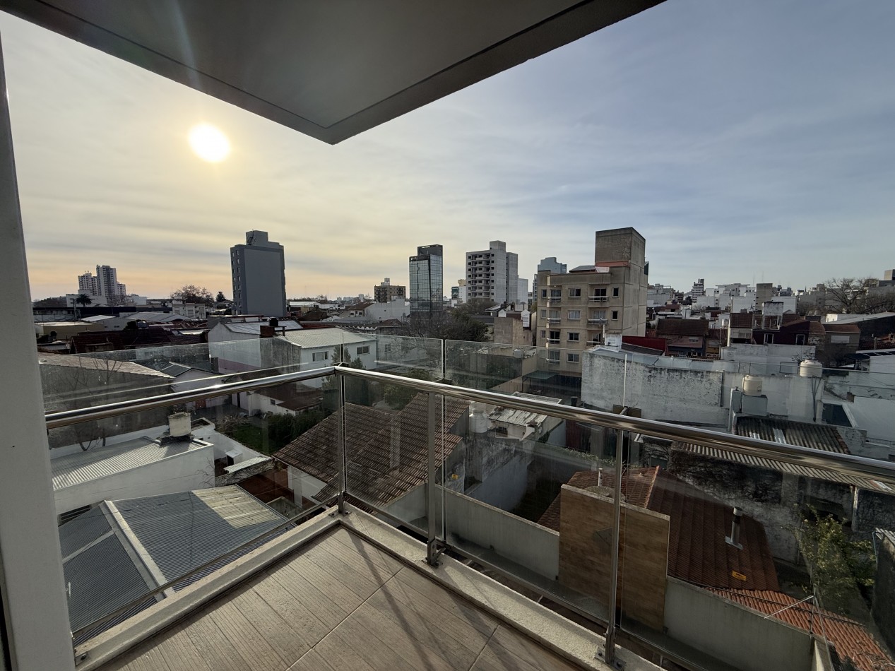 MODERNO SEMIPISO 2 AMBIENTES CON COCHERA Y BAULERA ZONA CHAUVIN. MAR DEL PLATA