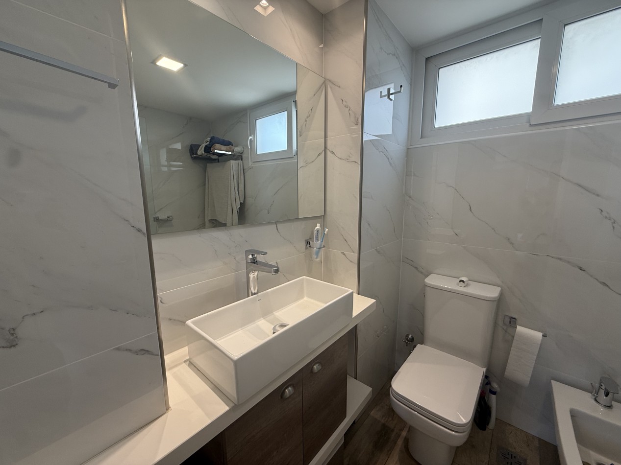 MODERNO SEMIPISO 2 AMBIENTES CON COCHERA Y BAULERA ZONA CHAUVIN. MAR DEL PLATA