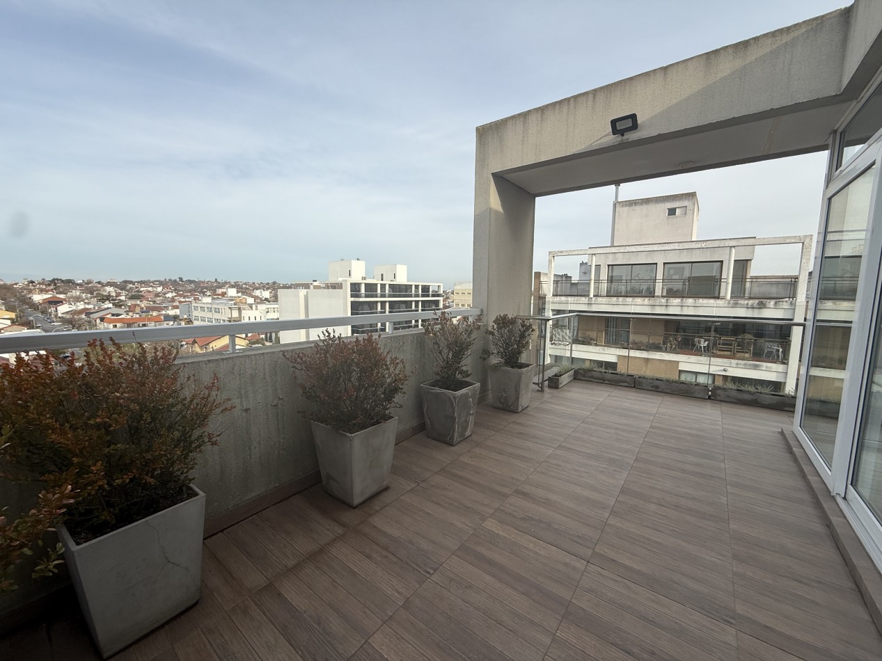 MODERNO SEMIPISO 2 AMBIENTES CON COCHERA Y BAULERA ZONA CHAUVIN. MAR DEL PLATA