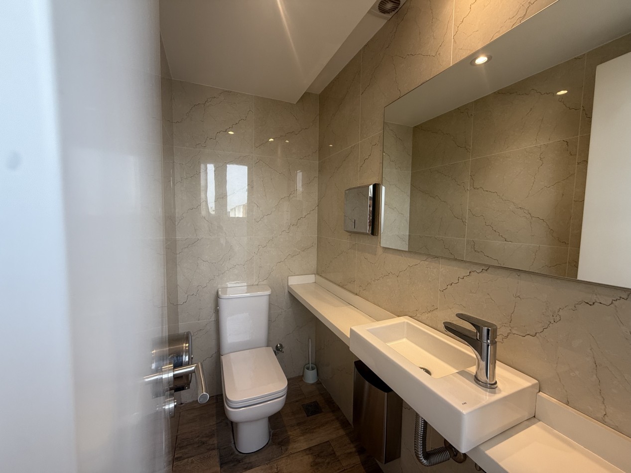 MODERNO SEMIPISO 2 AMBIENTES CON COCHERA Y BAULERA ZONA CHAUVIN. MAR DEL PLATA